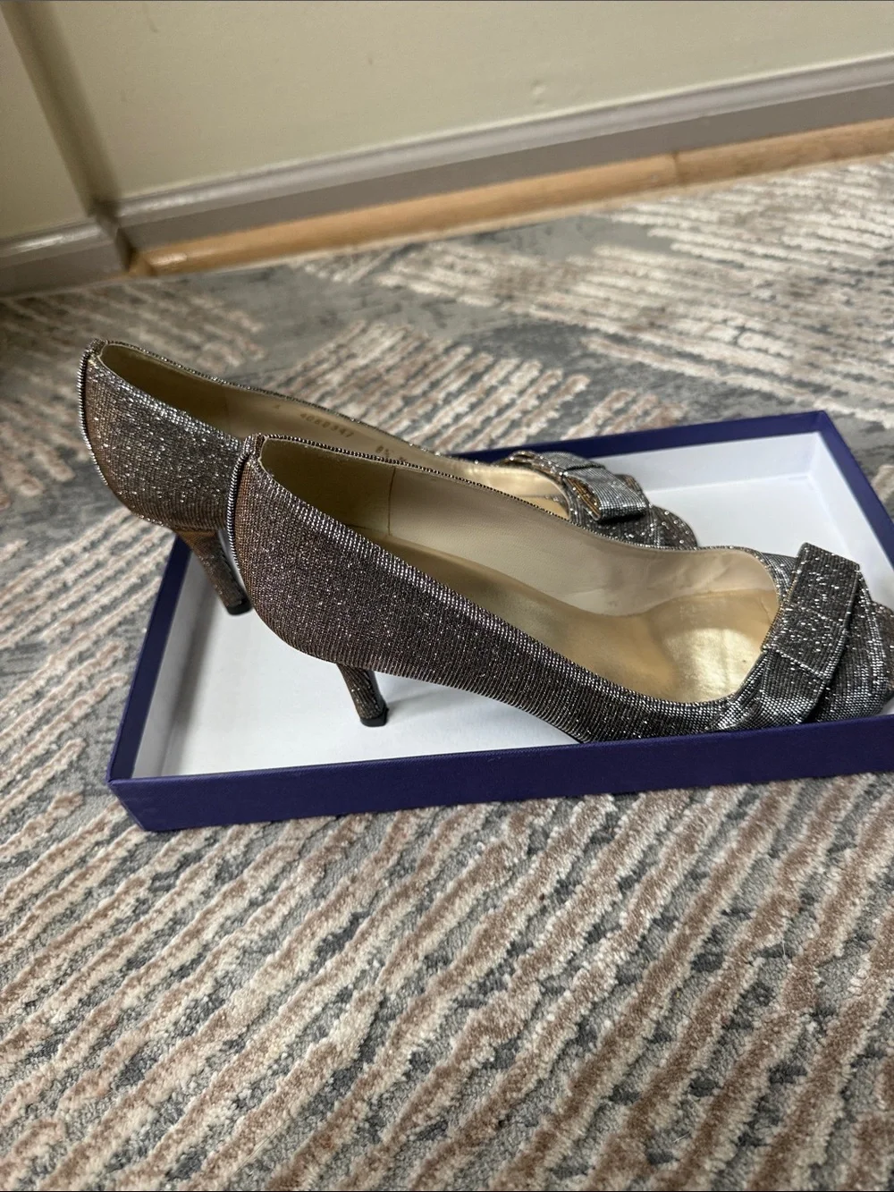 Stuart Weitzman 8.5 Women's Glitter Bow Pump in Dark Taupe